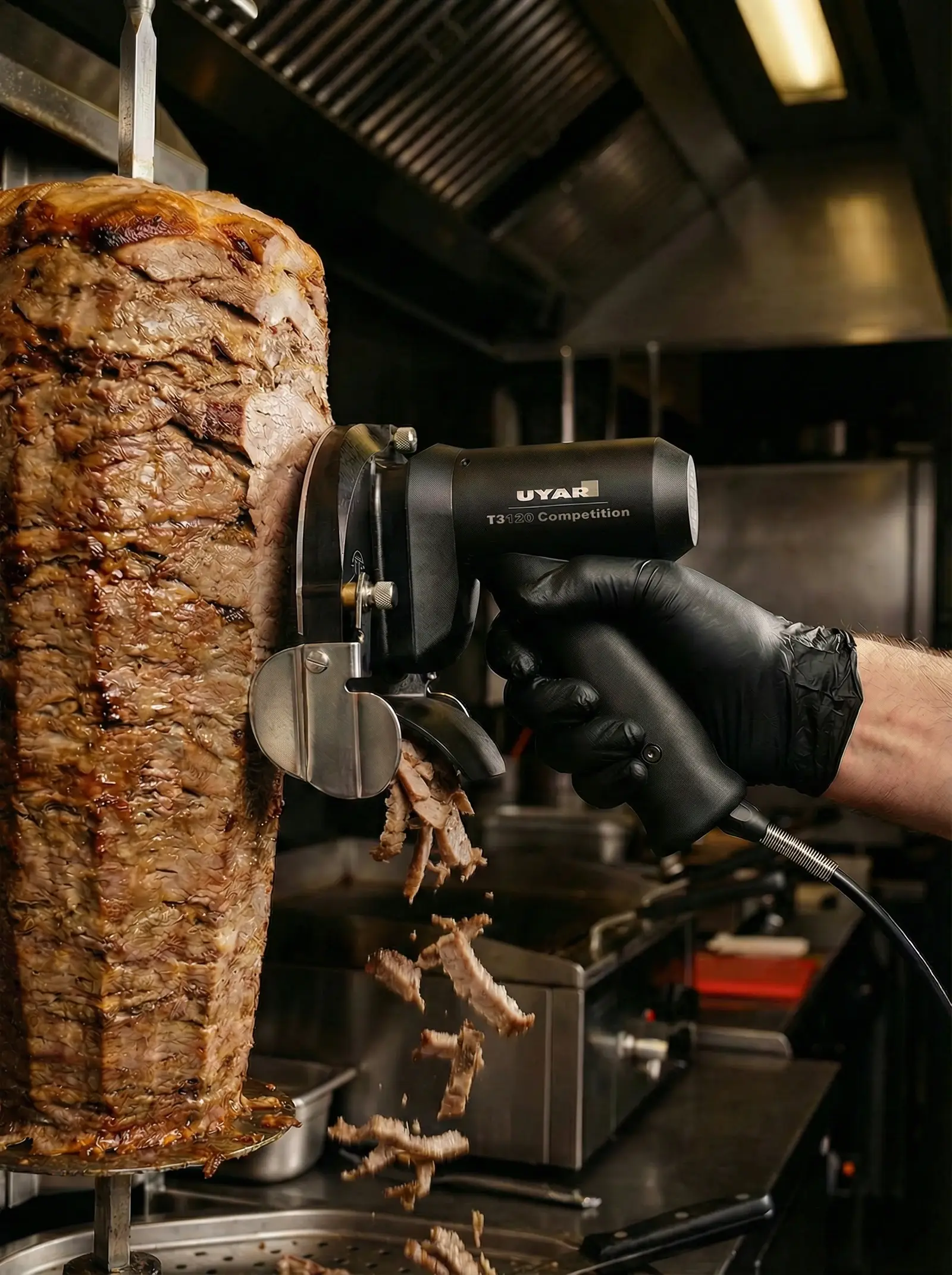 KI-Foodfoto: Dönerspieß wird in der Gastronomie geschnitten