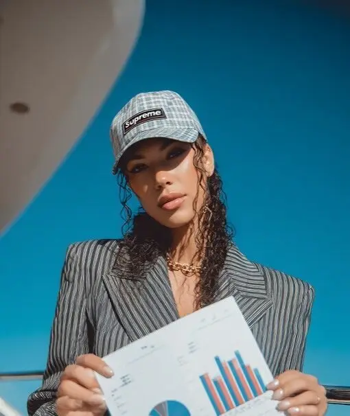 KI-Model im Business-Look mit Cap