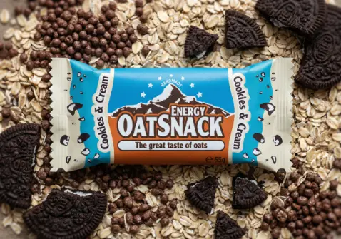 KI-Produktbild: OatSnack Cookies & Cream zwischen Haferflocken und Keksen