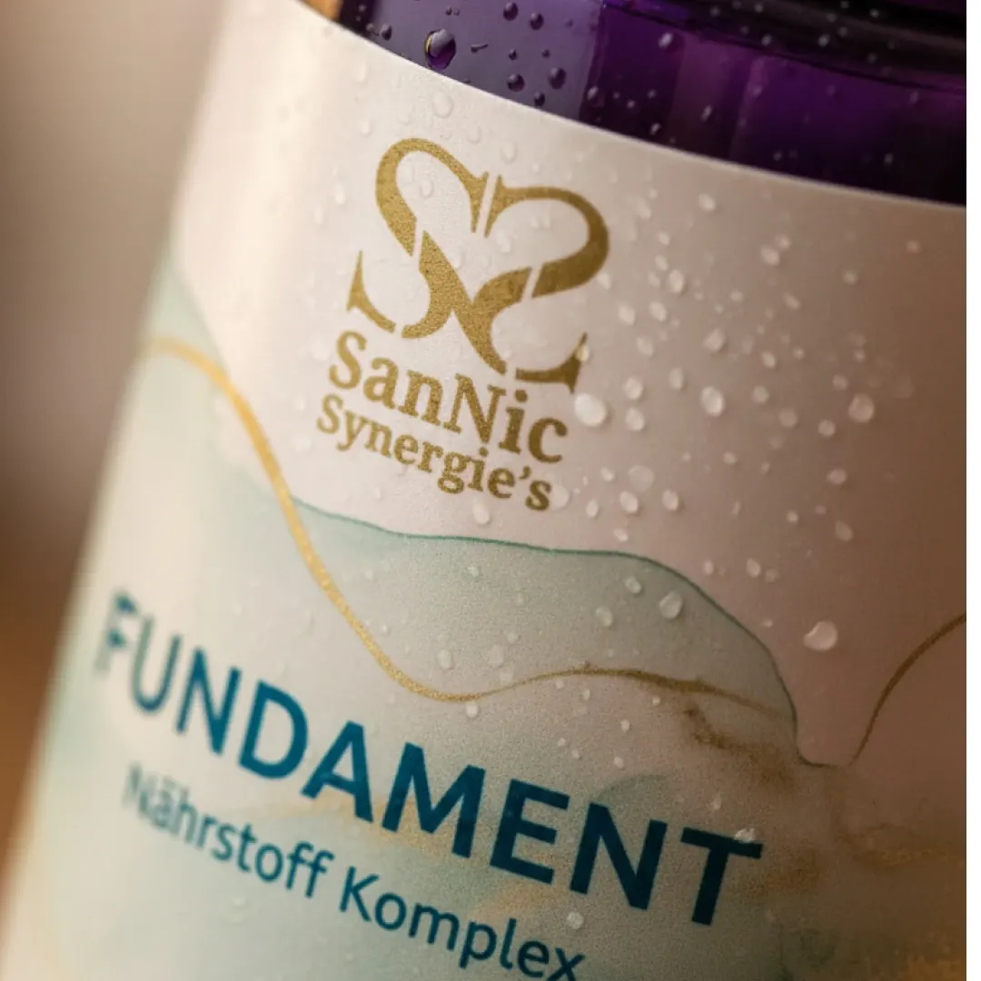 KI-Makro-Produktfoto einer Supplement-Dose mit Wassertropfen