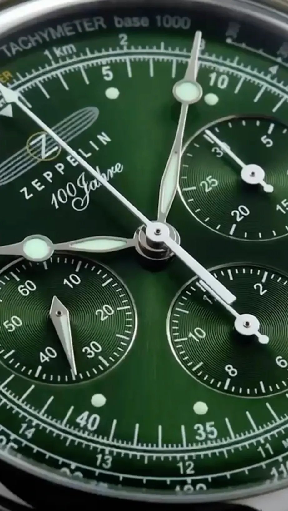 KI-Makro-Produktfoto einer Zeppelin Uhr mit grünem Zifferblatt