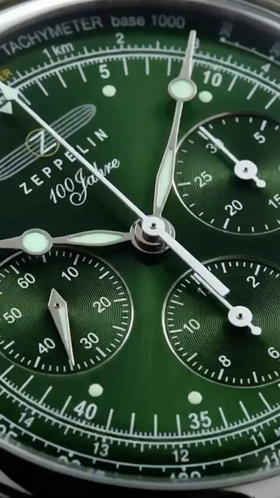 KI-Makro-Produktfoto einer Zeppelin Uhr mit grünem Zifferblatt