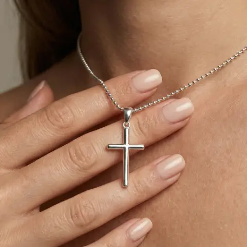 KI-Schmuckfoto: Silberkette mit Kreuz-Anhänger am Model