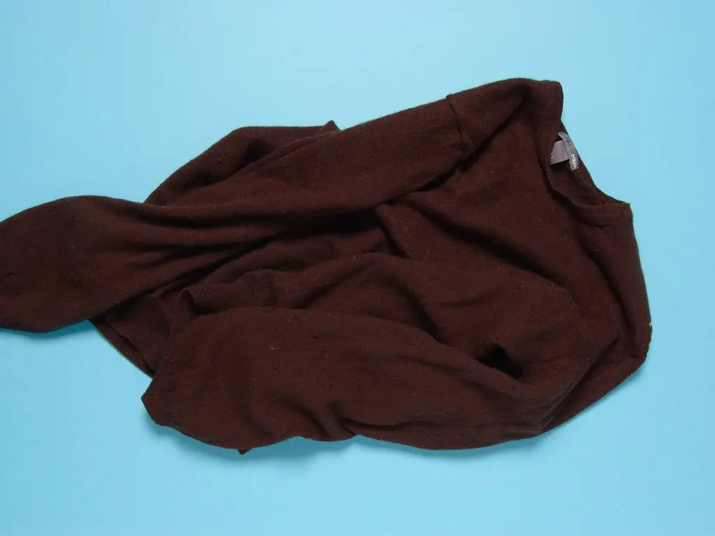 Vorher: Pullover als einfaches Flatlay fotografiert